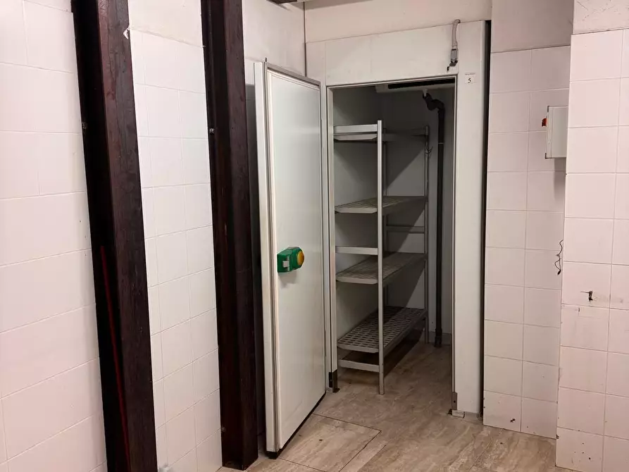 Immagine 19 di Locale commerciale in vendita  a Siena