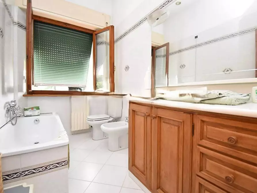 Immagine 17 di Villa in vendita  a Pietrasanta