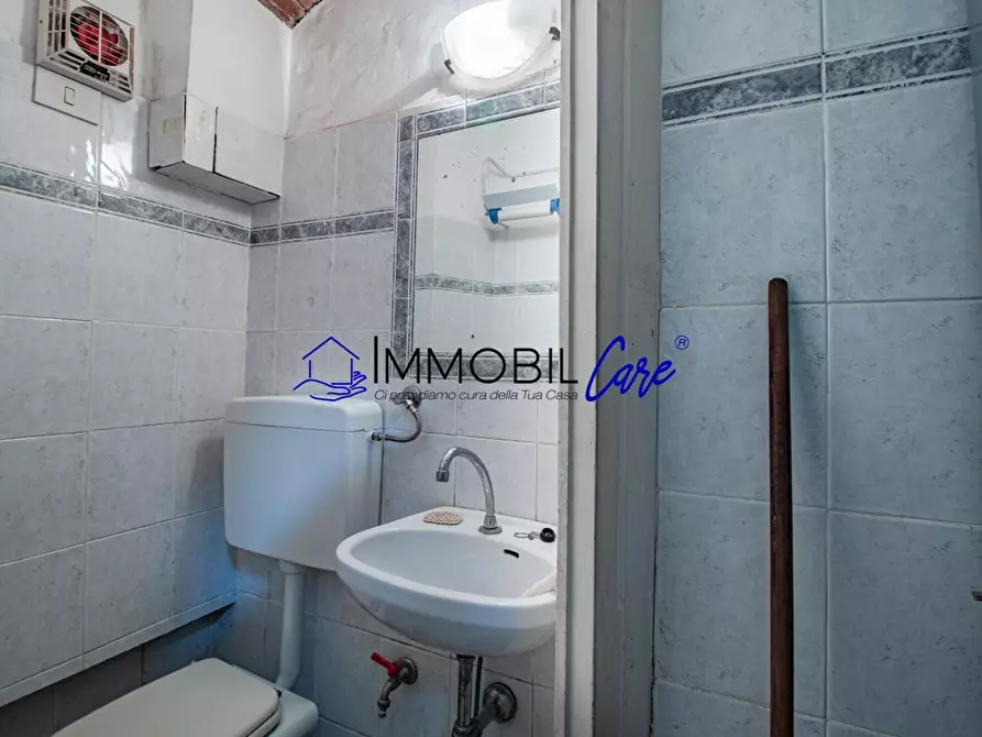 Immagine 8 di Locale commerciale in vendita  a Livorno