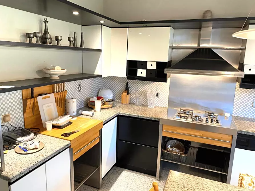 Immagine 10 di Villa in vendita  a Massa