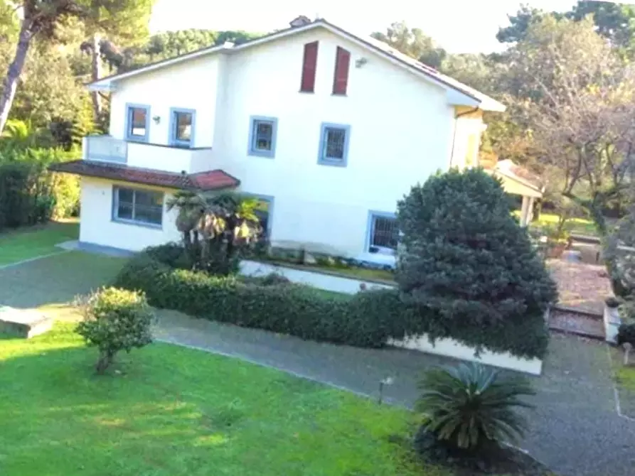 Immagine 29 di Villa in vendita  a Massa