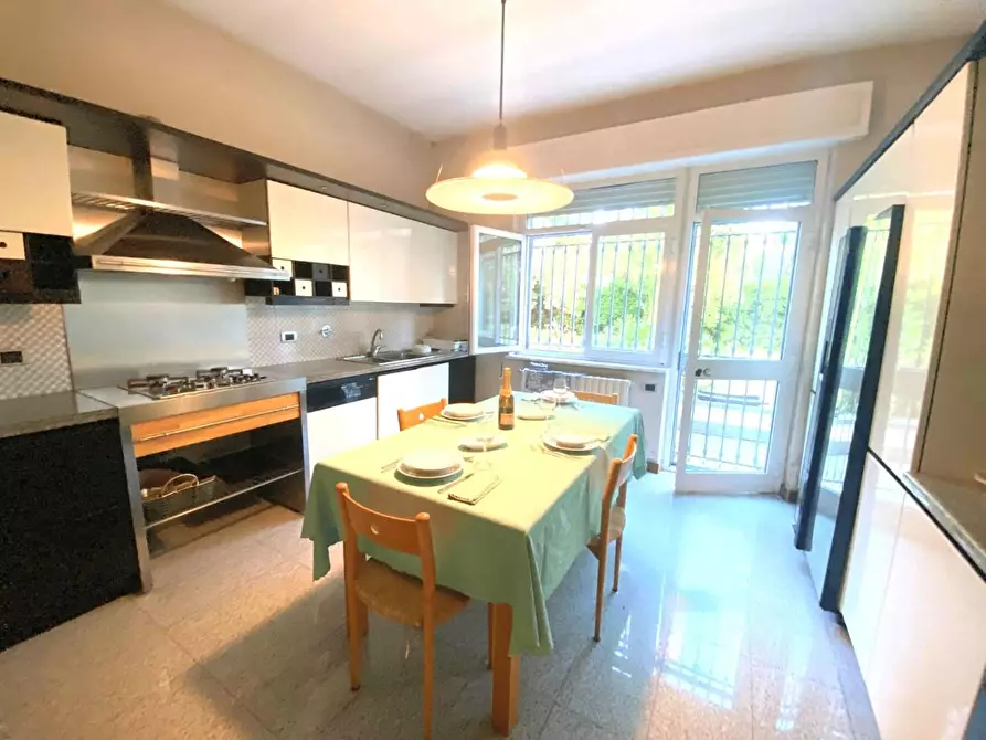 Immagine 11 di Villa in vendita  a Massa