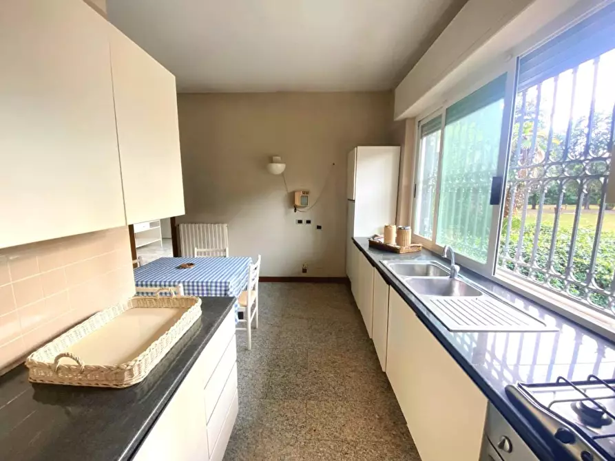 Immagine 20 di Villa in vendita  a Massa