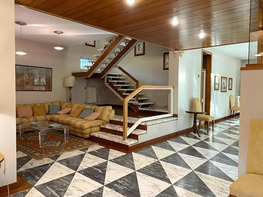 Immagine 7 di Villa in vendita  a Massa