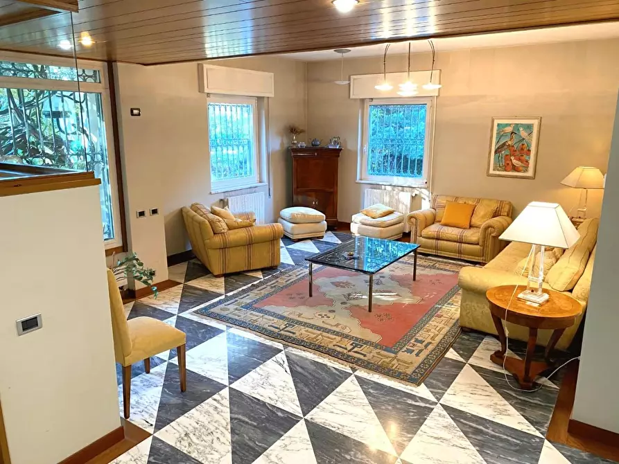 Immagine 3 di Villa in vendita  a Massa