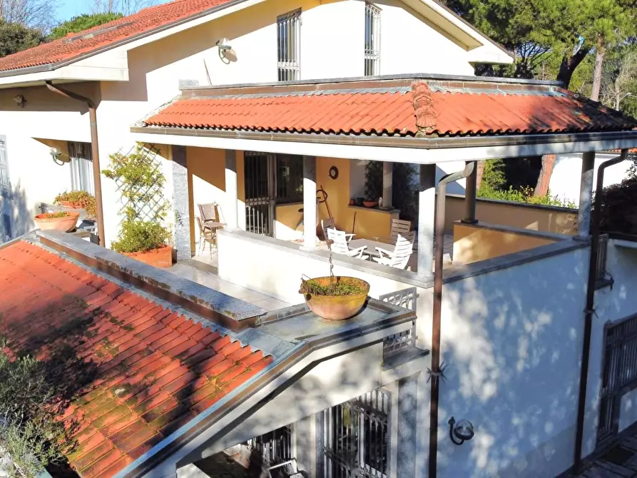 Immagine 25 di Villa in vendita  a Massa