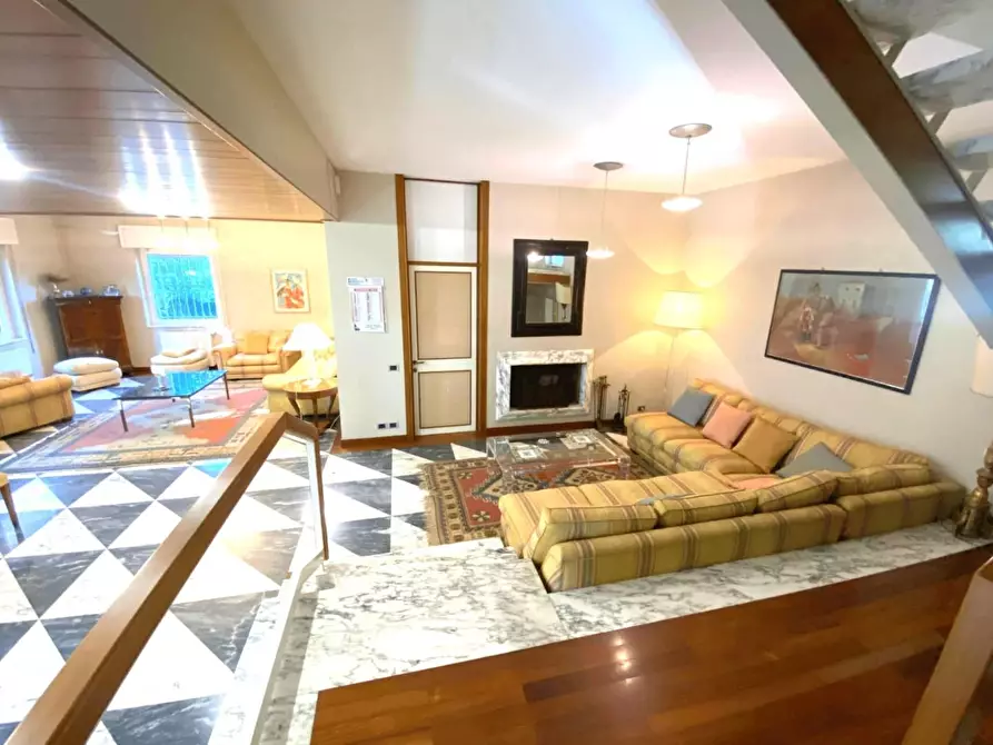 Immagine 8 di Villa in vendita  a Massa
