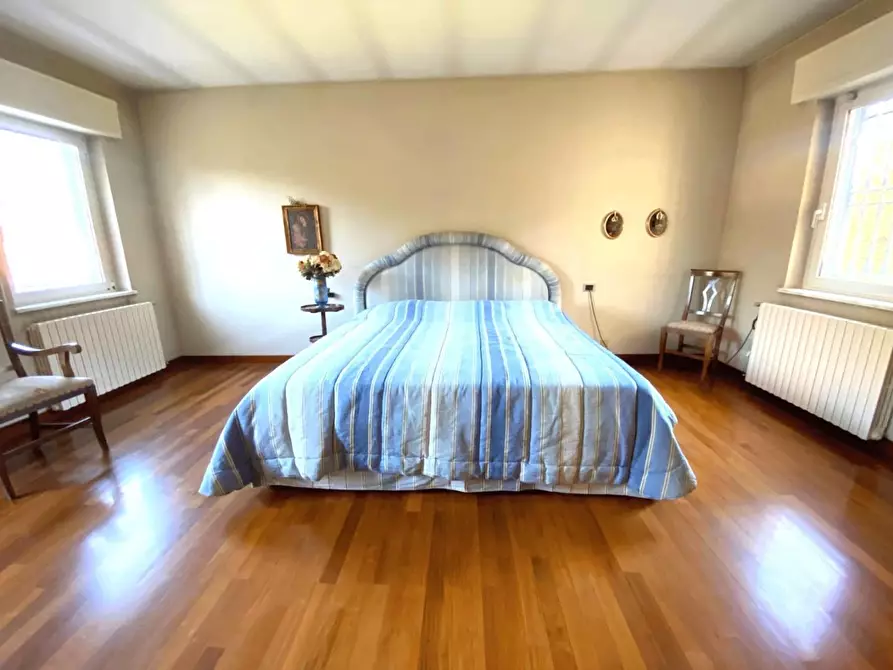 Immagine 12 di Villa in vendita  a Massa