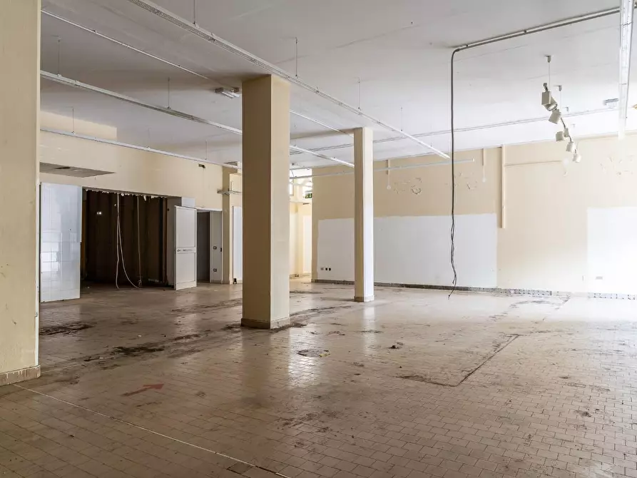 Immagine 10 di Locale commerciale in vendita  a Empoli
