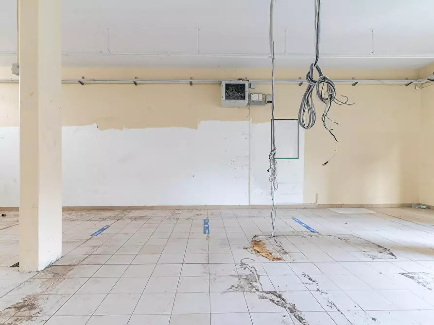 Immagine 22 di Locale commerciale in vendita  a Empoli