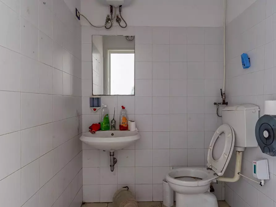 Immagine 25 di Locale commerciale in vendita  a Empoli