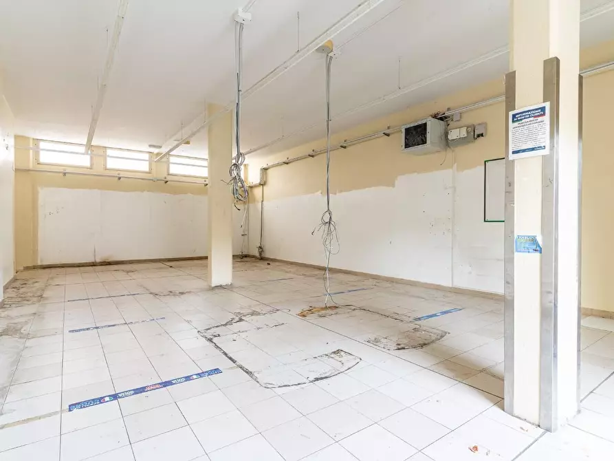 Immagine 21 di Locale commerciale in vendita  a Empoli