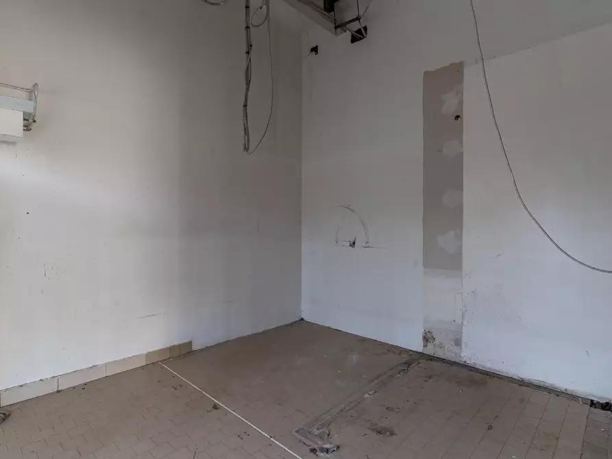 Immagine 26 di Locale commerciale in vendita  a Empoli