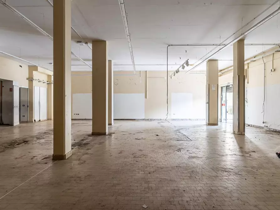 Immagine 8 di Locale commerciale in vendita  a Empoli