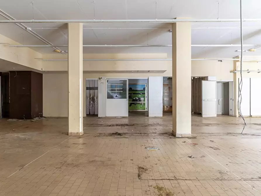 Immagine 11 di Locale commerciale in vendita  a Empoli