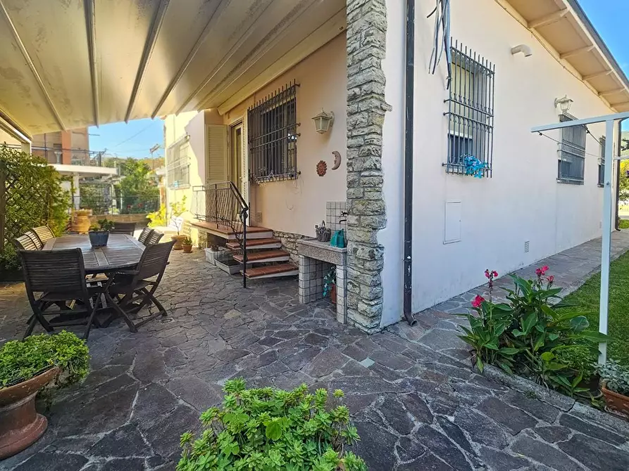 Immagine 1 di Villa in vendita  a Cascina