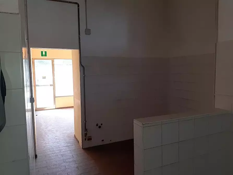 Immagine 8 di Locale commerciale in vendita  a Pisa