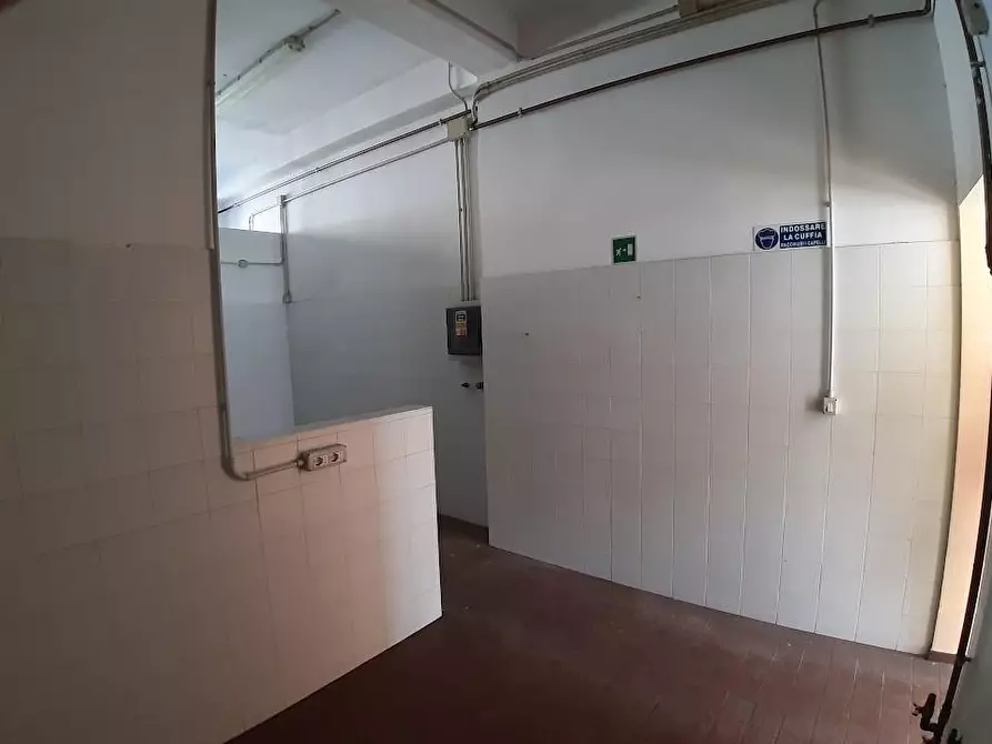 Immagine 5 di Locale commerciale in vendita  a Pisa