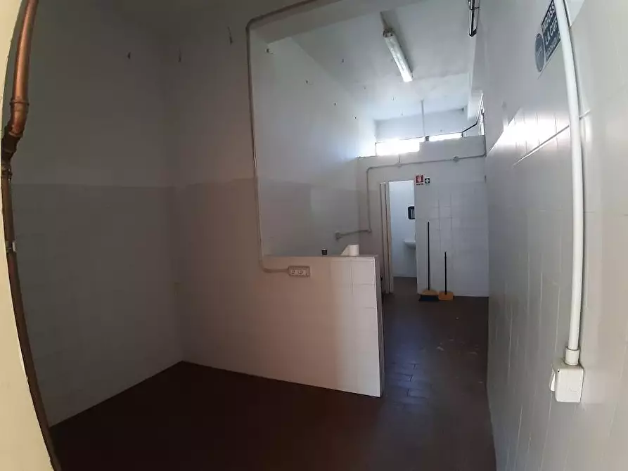 Immagine 10 di Locale commerciale in vendita  a Pisa