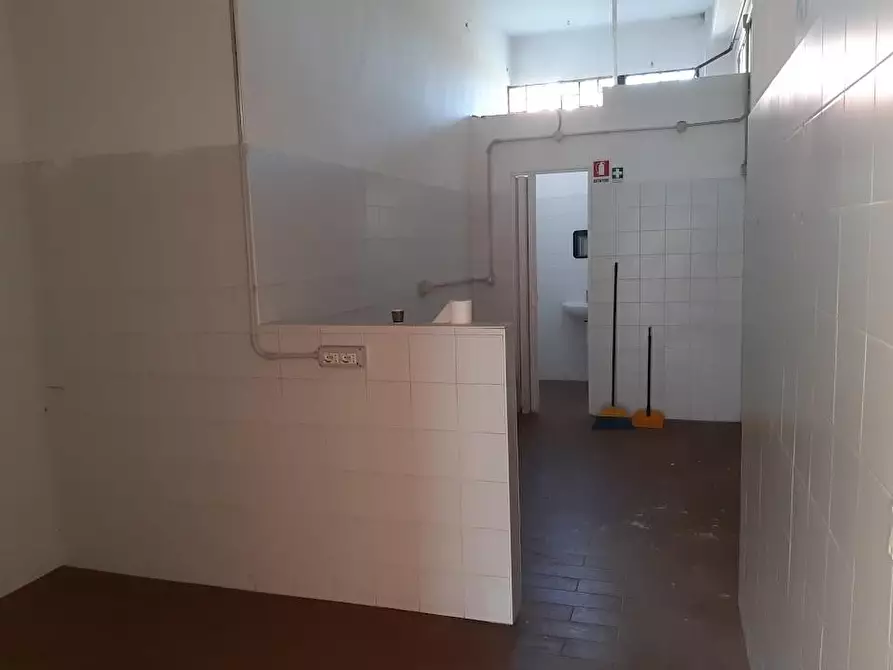 Immagine 9 di Locale commerciale in vendita  a Pisa