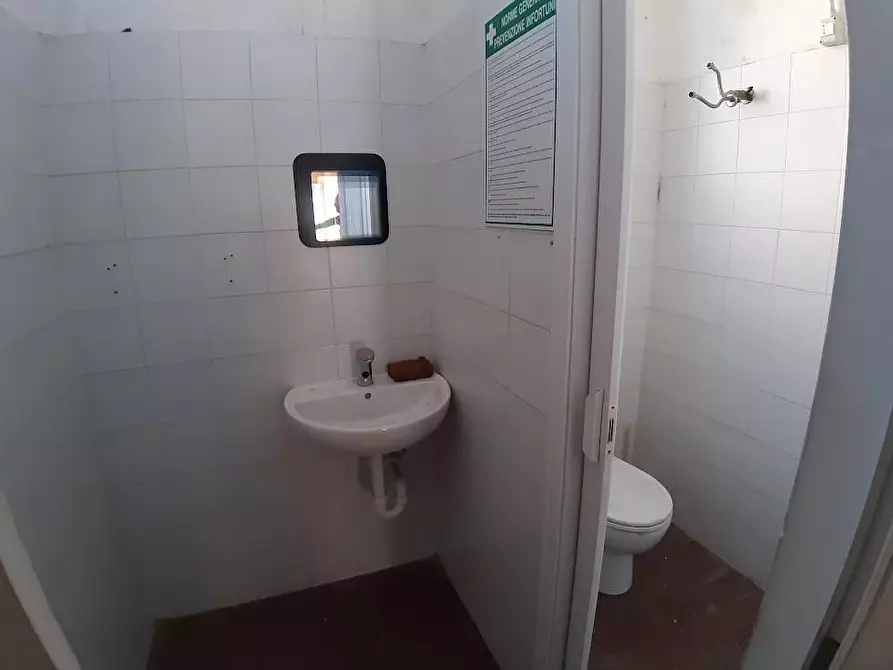 Immagine 6 di Locale commerciale in vendita  a Pisa