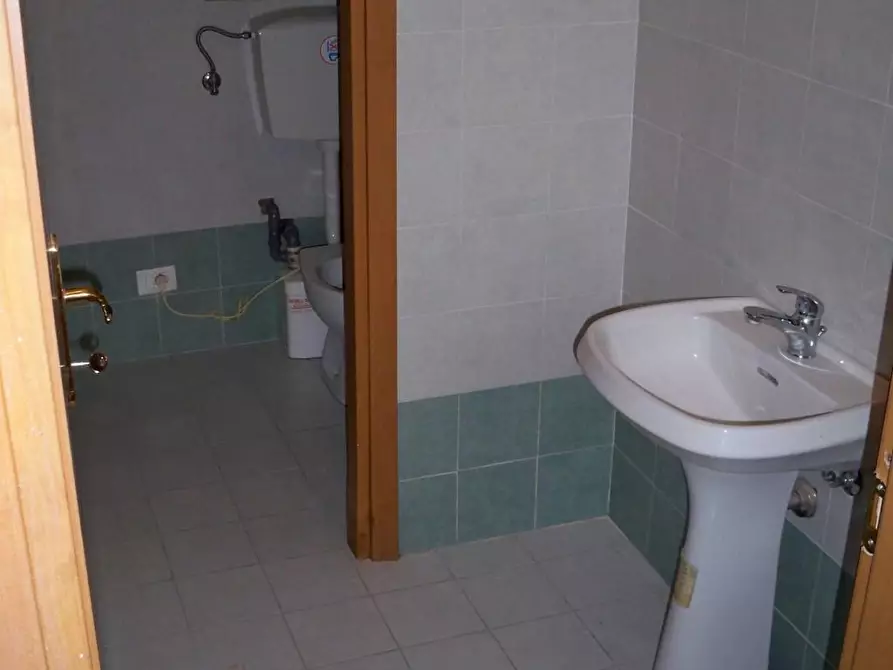 Immagine 6 di Locale commerciale in affitto  a Pisa