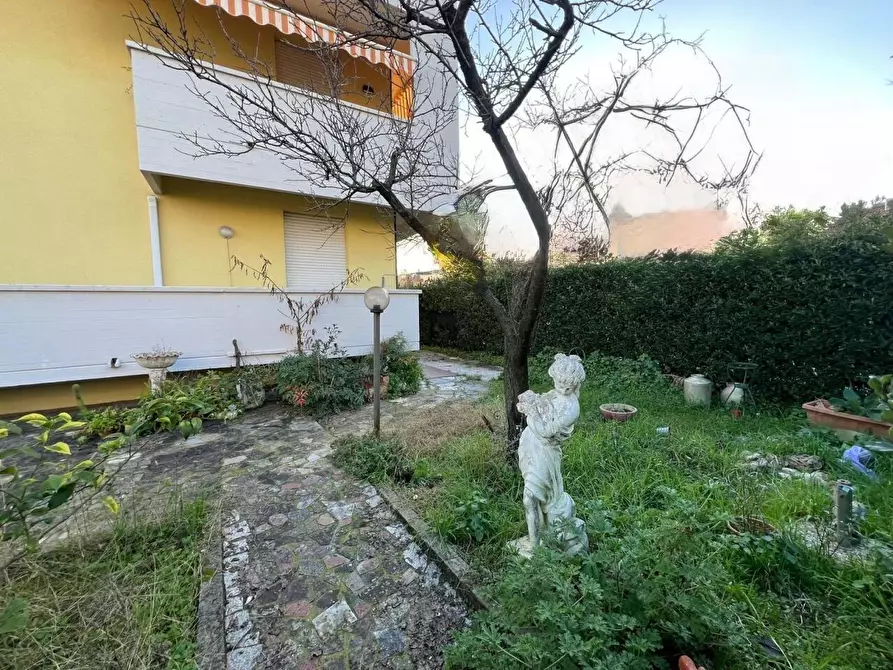 Immagine 1 di Appartamento in vendita  a Viareggio