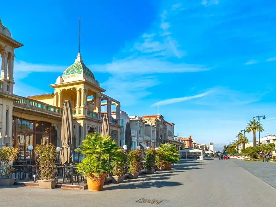 Immagine 10 di Appartamento in vendita  a Viareggio