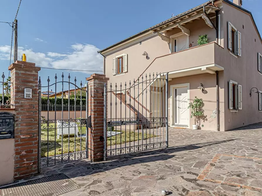 Immagine 1 di Villa in vendita  a San Giuliano Terme