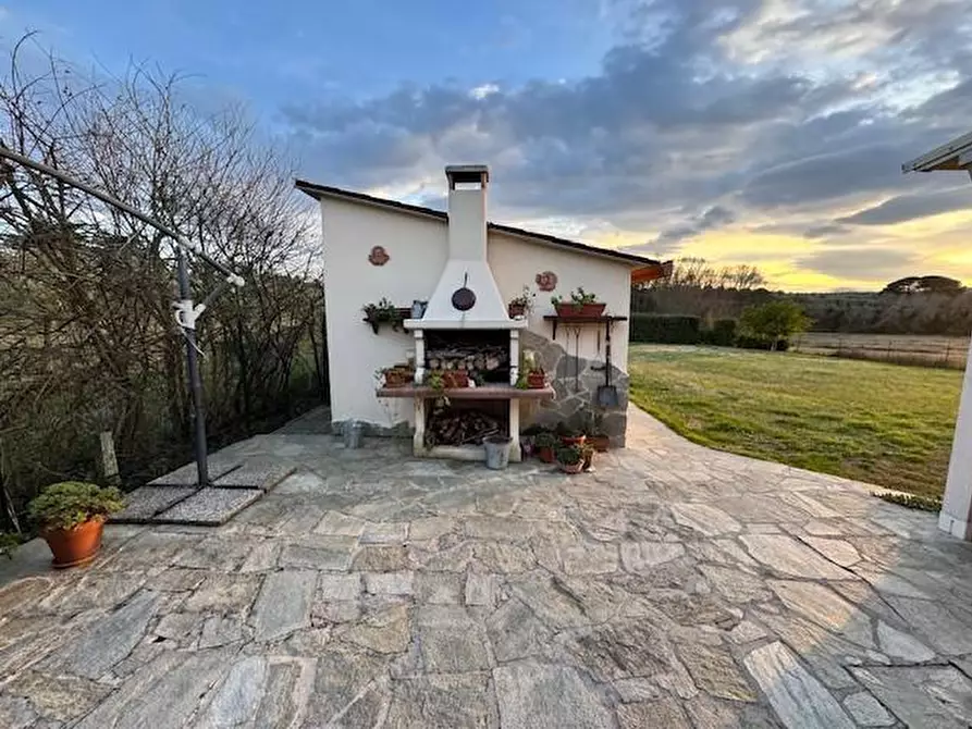 Immagine 2 di Villa in vendita  a Collesalvetti