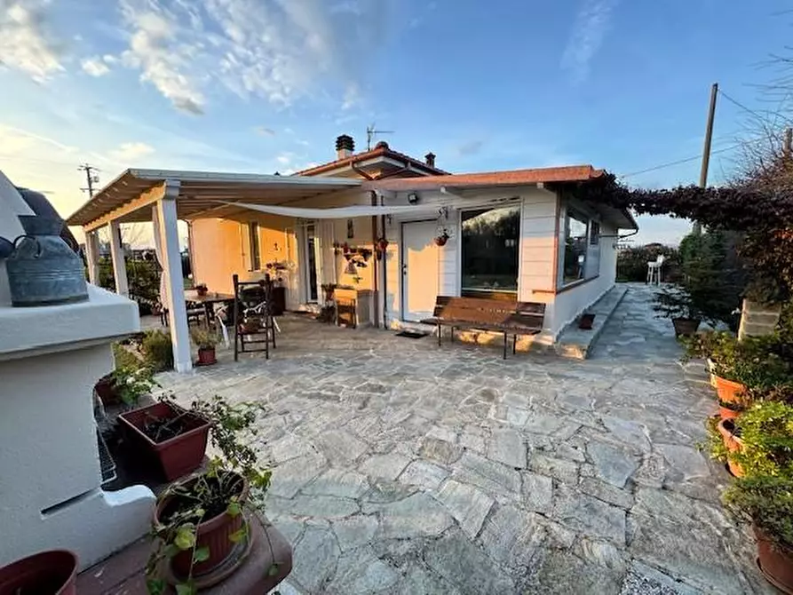 Immagine 5 di Villa in vendita  a Collesalvetti