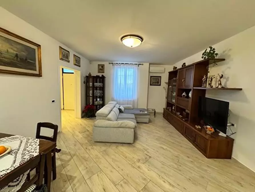 Immagine 19 di Villa in vendita  a Collesalvetti