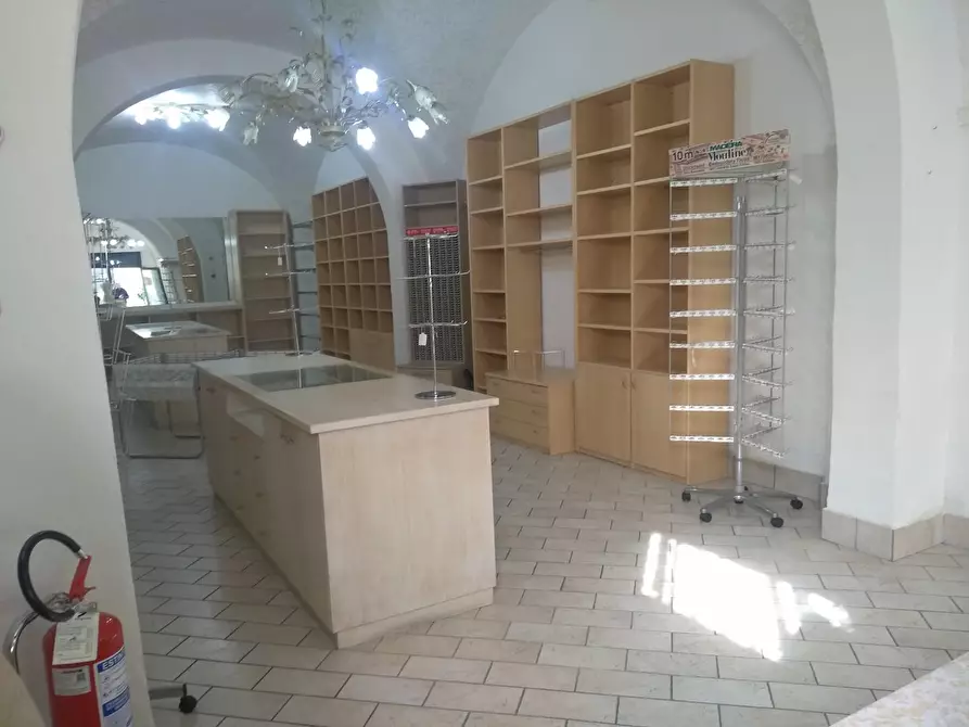 Immagine 12 di Locale commerciale in vendita  a Empoli