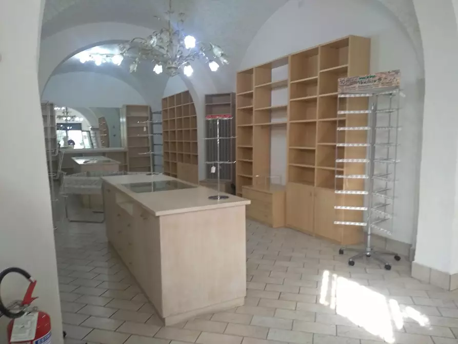 Immagine 1 di Locale commerciale in vendita  a Empoli