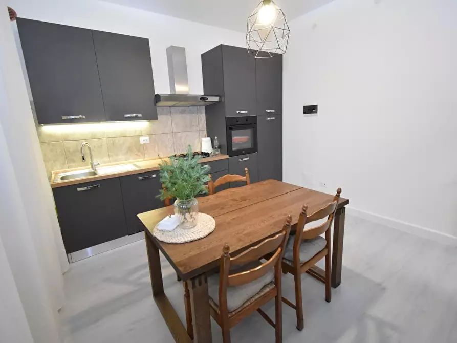 Immagine 1 di Villa in vendita  a Vecchiano