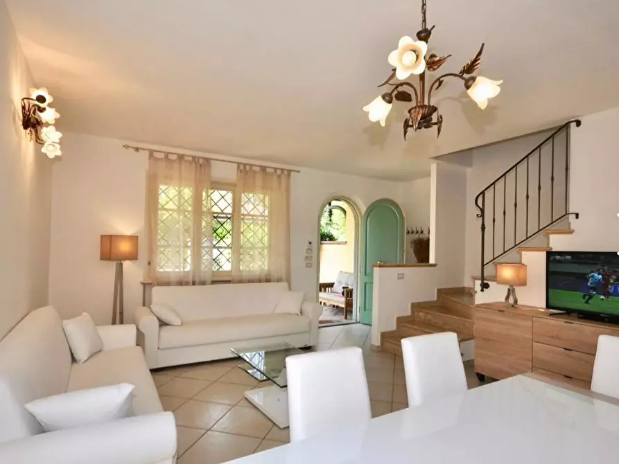 Immagine 1 di Casa bifamiliare in vendita  a Seravezza