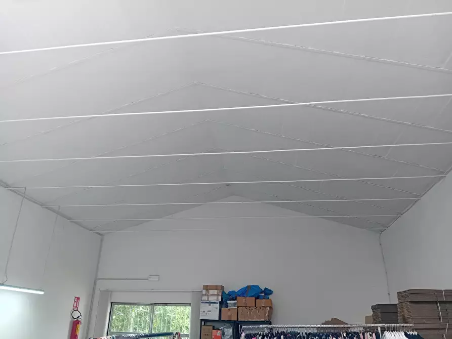 Immagine 1 di Attività artigianale in affitto  a Prato