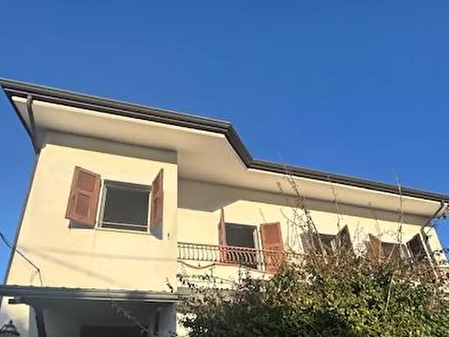 Immagine 1 di Casa bifamiliare in vendita  a Carrara