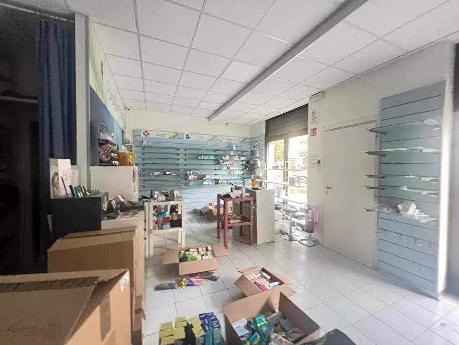 Immagine 3 di Locale commerciale in affitto  a Poggibonsi