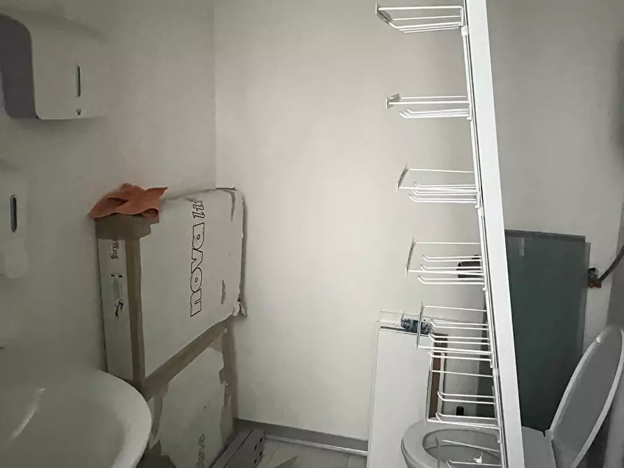 Immagine 4 di Locale commerciale in affitto  a Poggibonsi