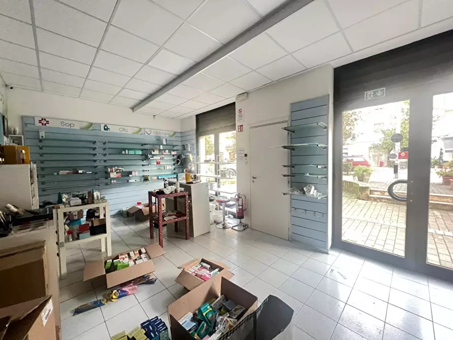 Immagine 2 di Locale commerciale in affitto  a Poggibonsi