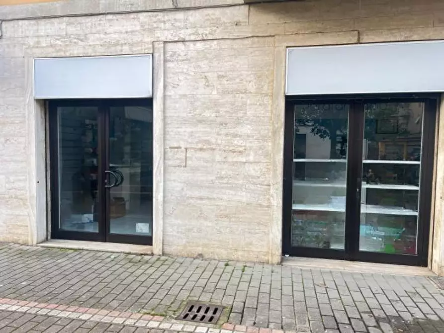 Immagine 6 di Locale commerciale in affitto  a Poggibonsi