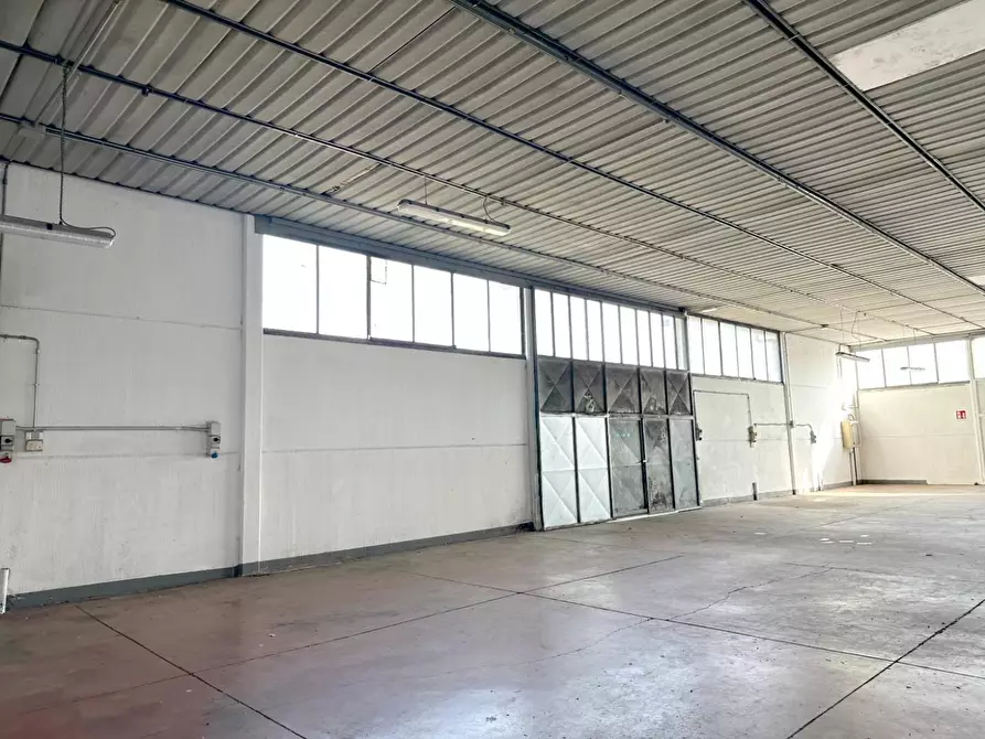 Immagine 15 di Attività artigianale in vendita  a Capannori