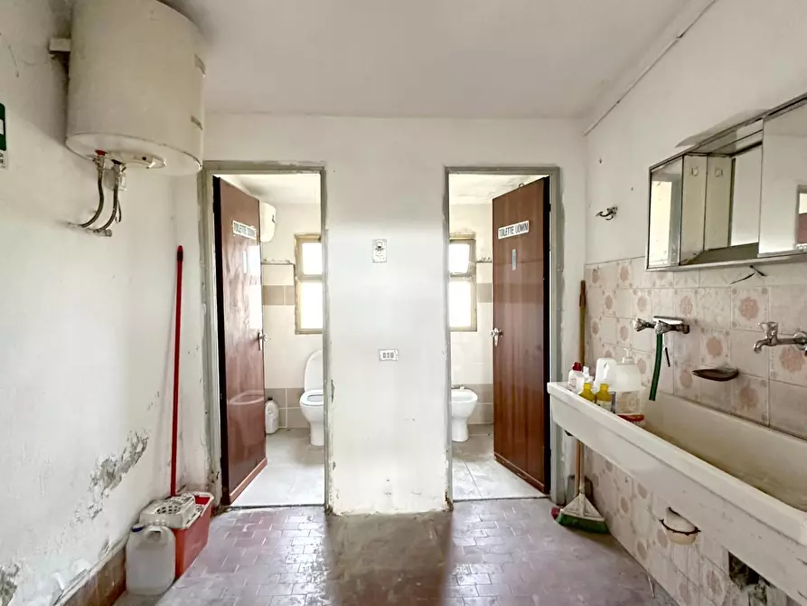 Immagine 20 di Attività artigianale in vendita  a Capannori