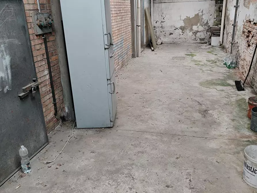 Immagine 17 di Capannone industriale in vendita  a Livorno