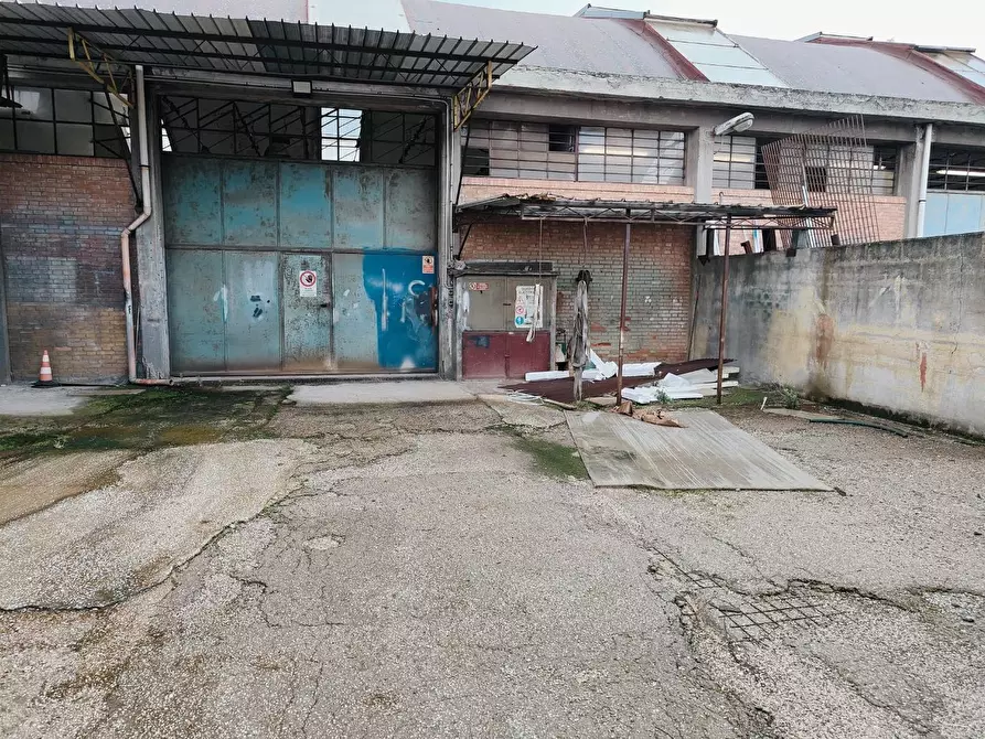 Immagine 23 di Capannone industriale in vendita  a Livorno