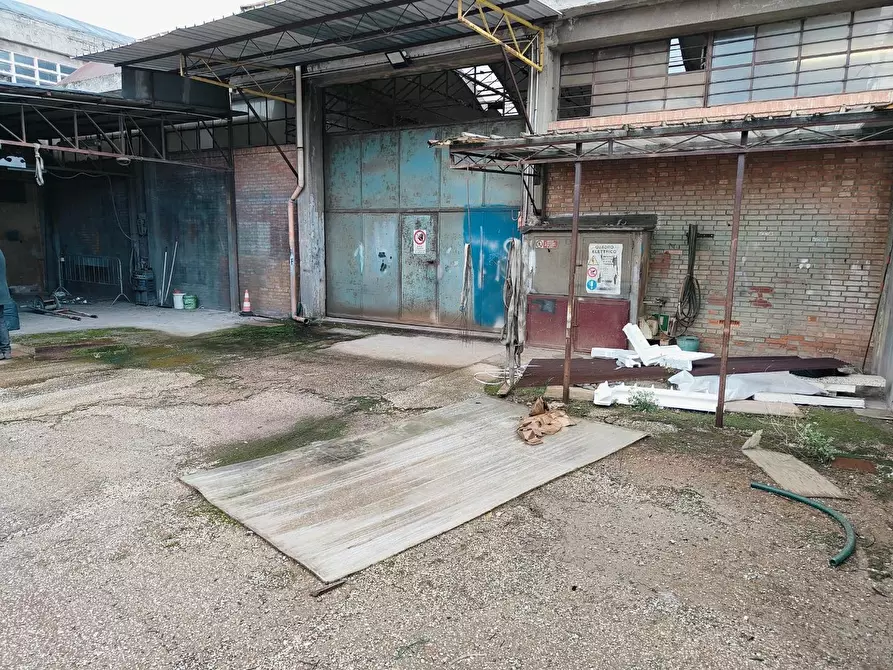 Immagine 21 di Capannone industriale in vendita  a Livorno