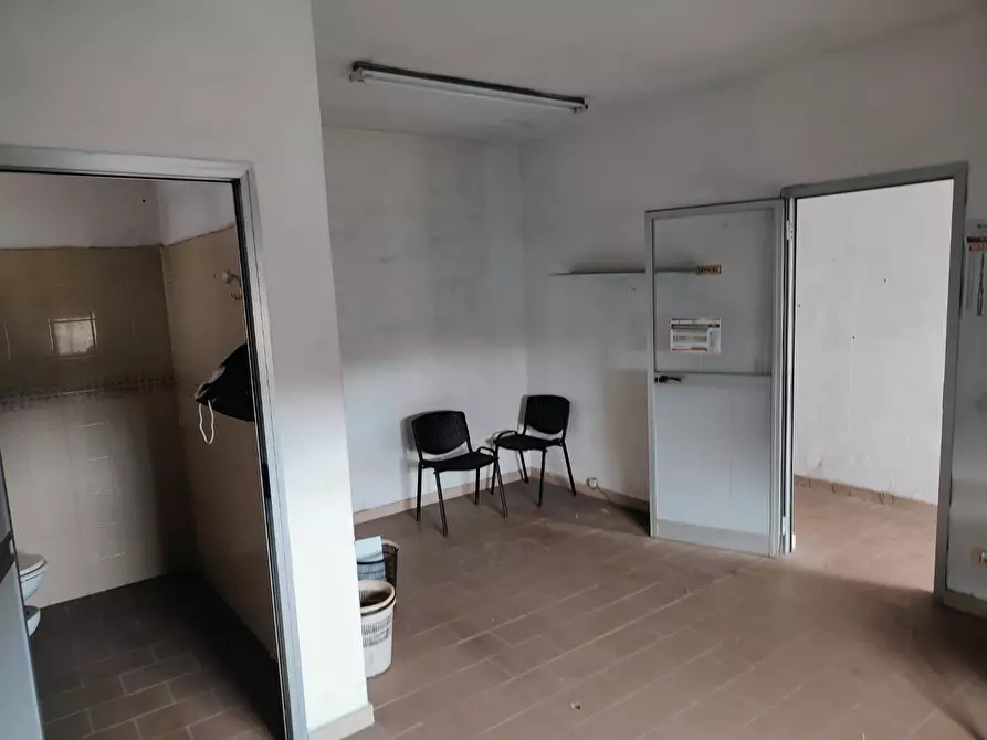 Immagine 10 di Capannone industriale in vendita  a Livorno