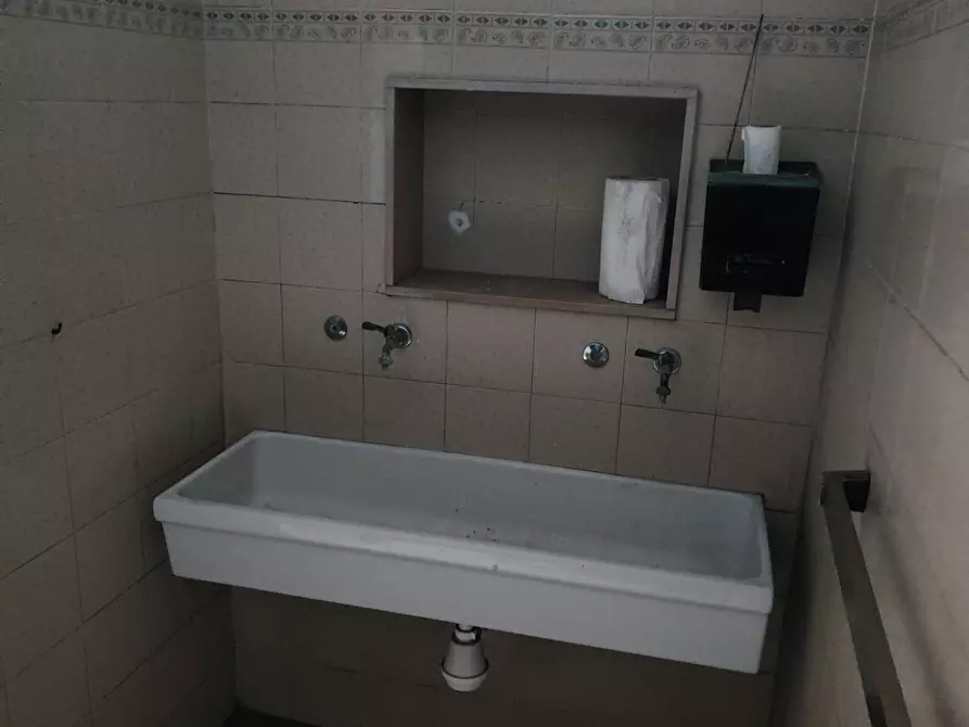 Immagine 14 di Capannone industriale in vendita  a Livorno