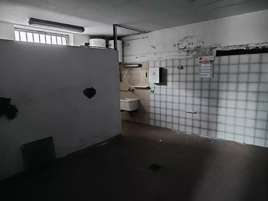 Immagine 13 di Capannone industriale in vendita  a Livorno